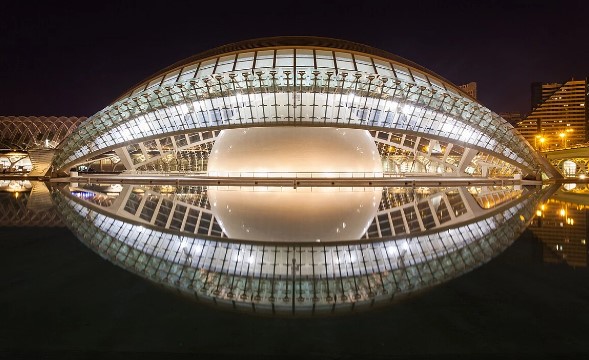 L’Hemisfèric de la Ciudad de las Artes y las Ciencias de Valencia iluminado de noche